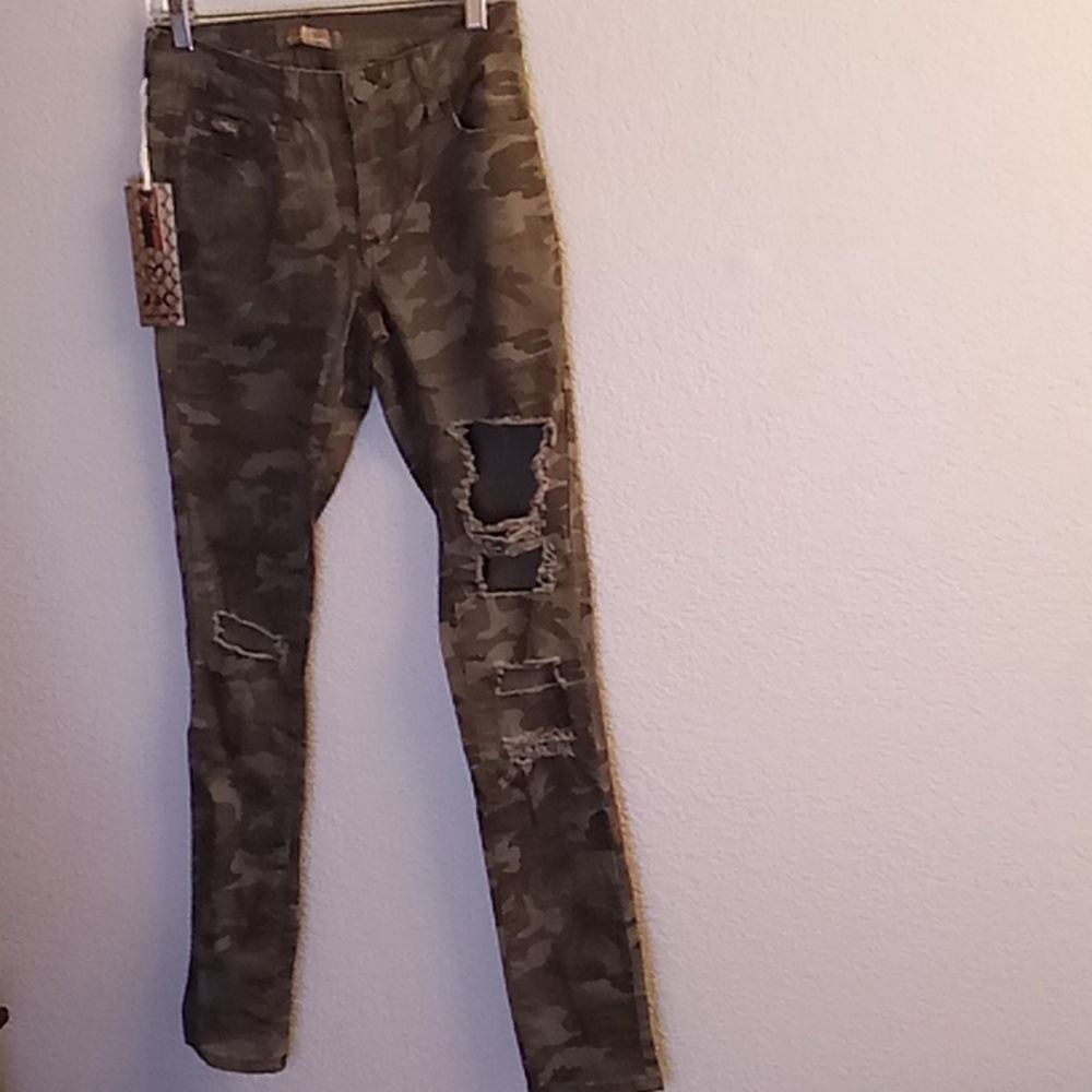 NEW J&C JEANS & CROWN  size 7 distressed camouflage green-gray colors (B6)  J